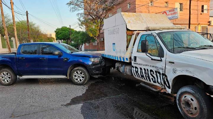 Choque entre una camioneta y un camión en la intersección de Andes y Misiones