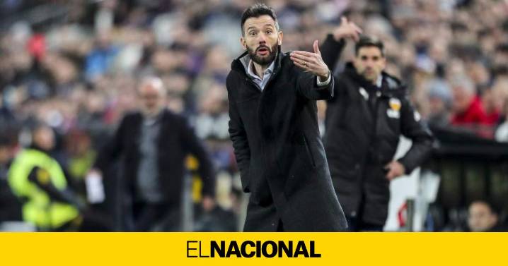 Corberán lleva cuatro días implementando un cambio en el Valencia para derrotar al Barça