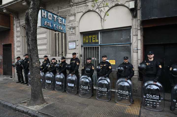 La Ciudad de Buenos Aires recuperó un hotel usurpado en Constitución que funcionaba como prostíbulo y búnker de drogas