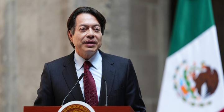 Mario Delgado protagoniza discusión con periodista durante un vuelo retrasado en el AICM