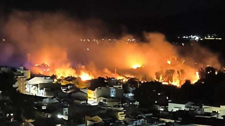 Un incendio forestal en Buñol obliga a desalojar algunas viviendas