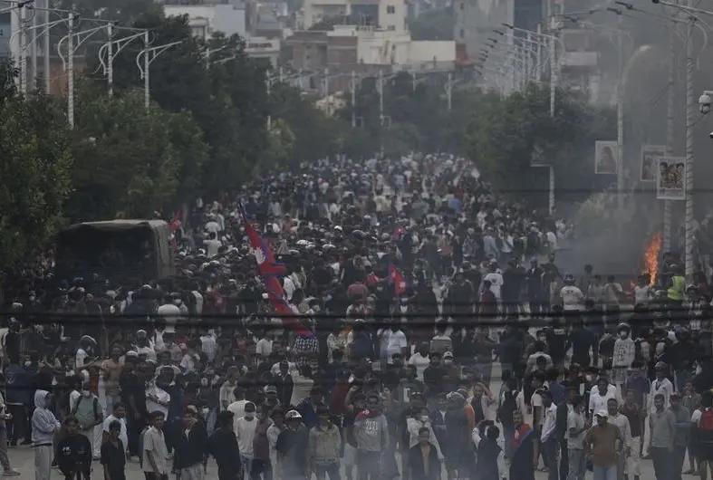 Tras prohibición de las redes sociales, manifestantes incendian el Parlamento en Nepal