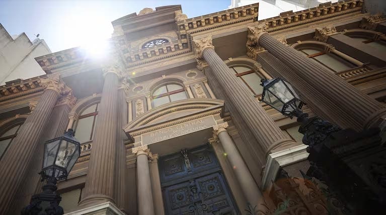 Los analistas estiman que el Banco Central ganó más de 1 billón de pesos en el mercado de futuros por la baja del dólar