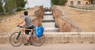 El Canal de Castilla, la megainfraestructura condenada por el tren que ahora busca convertirse en una ruta cicloturista