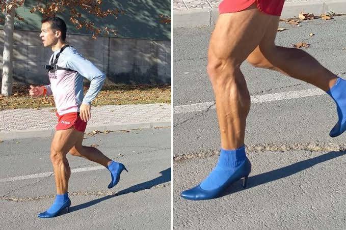Deportista español corre hacia atrás con tacones y bate récord mundial