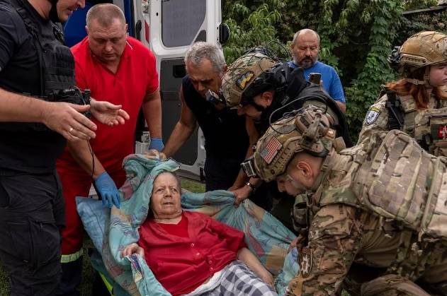 Bomba planeadora rusa mata a 24 personas en Ucrania; estaban haciendo fila para cobrar su pensión