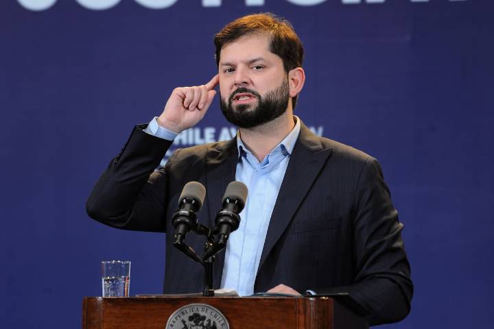 “Respaldamos el acuerdo”: Boric confirma indicación para multas por no votar y entrega apoyo a la ministra Lobos