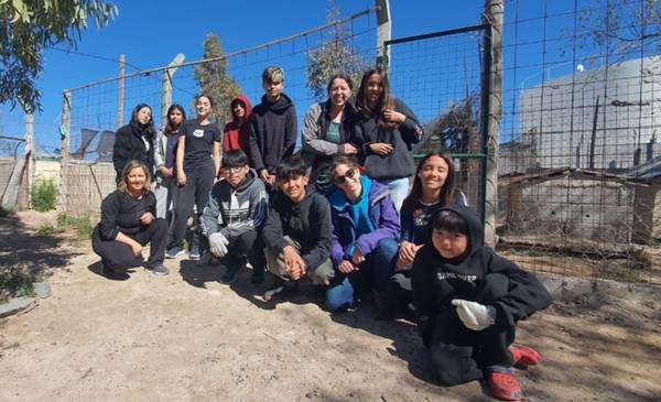 Jóvenes arreglaron cuchas y limpiaron el refugio de APAM