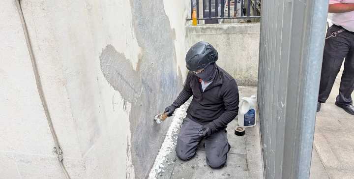 Comenzó el retiro del nuevo grafiti hecho por Banksy