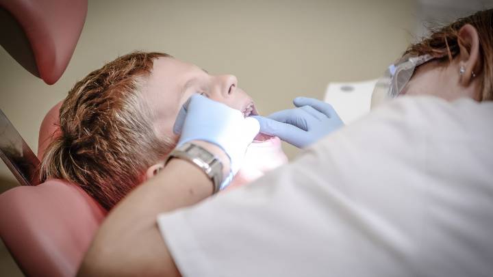 La divertida reacción de una niña que no quería ir al dentista: acaba trepando por las paredes
