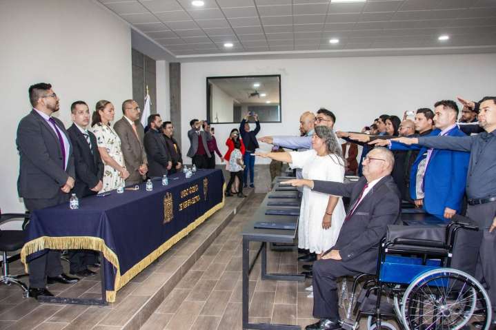 Toma protesta el rector de la BUAZ a egresados de Ingeniería Electrónica