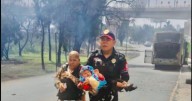 Policía héroe rescata a una bebé tras explosión de pipa de gas en Iztapalapa