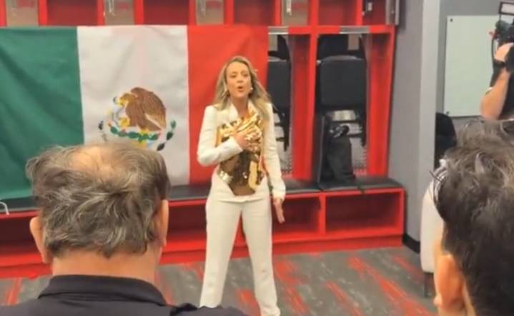 Fey interpreta el Himno Nacional Mexicano en los vestidores antes de la pelea de "Canelo" Álvarez