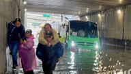 Policías rescatan a pasajeros de micro varado