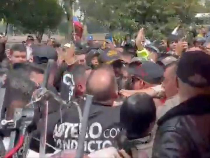 Moteros echan de su protesta en Bogotá a precandidato de derecha
