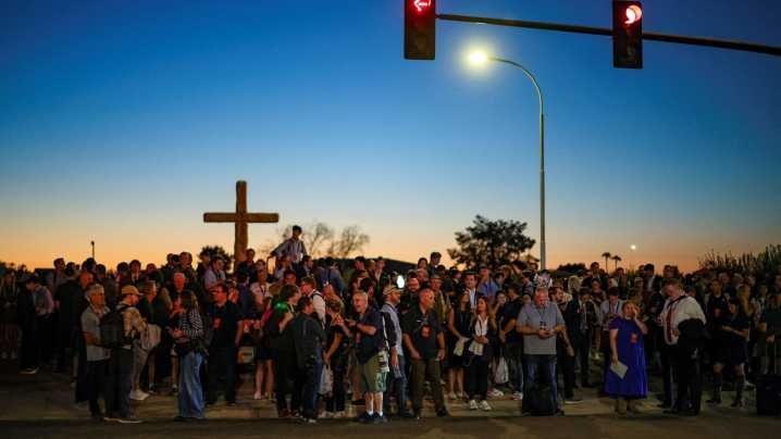 Cientos de Personas Acuden a Funeral de Charlie Kirk en Glendale, Arizona