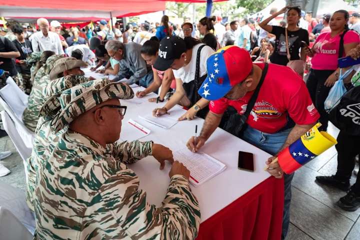 Buques, milicias y denuncias: Venezuela cierra filas contra la «amenaza» de EEUU