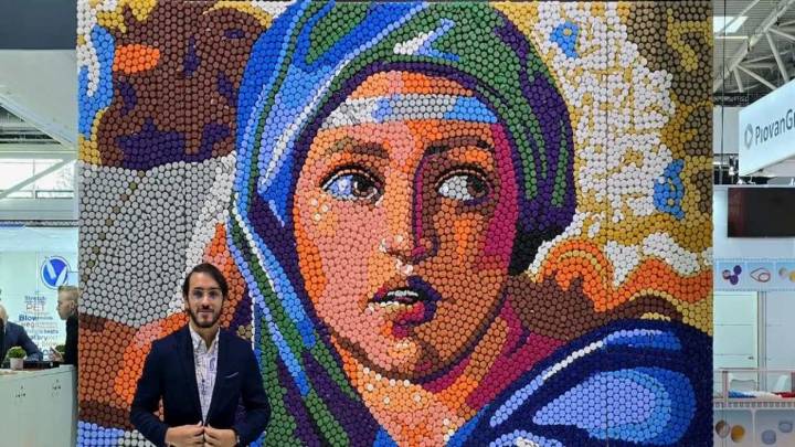 Óscar Olivares deslumbra en Múnich con un mural de 8,000 tapas de botellas