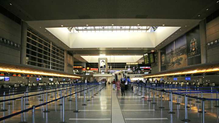 Pierde su maleta en el aeropuerto de Los Ángeles y, al localizarla, se encuentra con una escena que incluso la Policía recordará