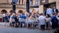 Los hosteleros asturianos rechazan la prohibición de fumar en terrazas: «Es desproporcionada, innecesaria e ineficaz»