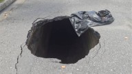 FOTOS | Alerta en Las Trinitarias: Enorme hueco amenaza la seguridad vial y la tranquilidad de los vecinos #15Sep
