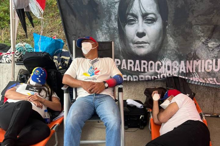 Tres venezolanos cumplen 24 horas en huelga de hambre en la CPI: exigen justicia