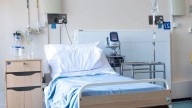 Mujer muere tras cesárea en clínica de Santa Catarina: Fiscalía investiga y asegura instalaciones