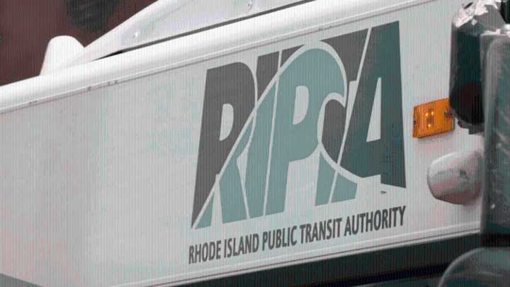 Cinco heridos tras choque de auto contra autobús de RIPTA en Providence, RI
