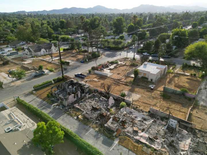 Una nube tóxica contamina casas que sobrevivieron a los incendios de Los Ángeles
