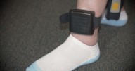 Cómo funcionan las pulseras que protegen a las mujeres de sus maltratadores