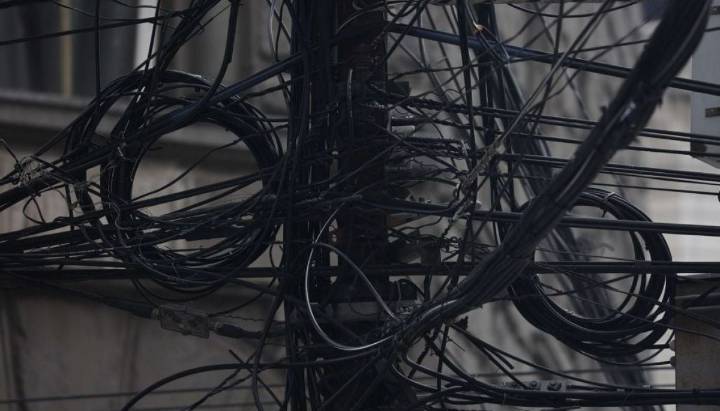 Temuco y Pucón lideran el retiro de cables en desuso