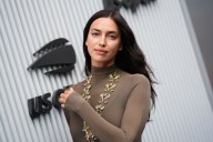 Irina Shayk ya se ha preparado para el otoño más cálido: vestido lencero (de Mango) y botas calcetín