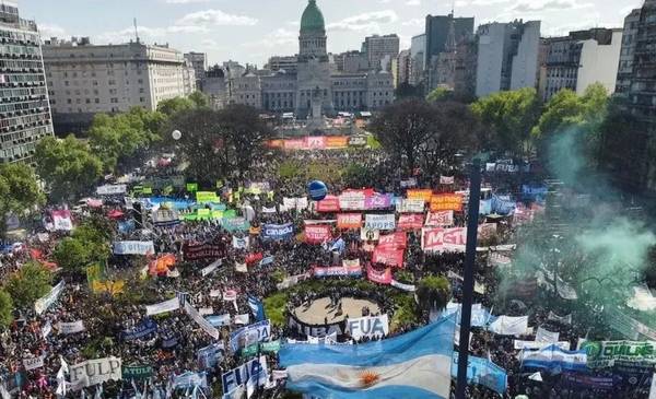 En medio de una mega marcha, el Congreso trata universidades y Garrahan