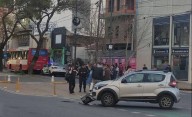 Choque entre un auto y un micro de la línea Oeste en pleno centro de La Plata