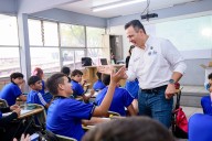 Continúa entrega de Mi Bolsa Escolar; el alcalde llevó mochilas y útiles a la Secundaria Técnica 02