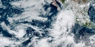 "Lorena" se convierte en huracán frente a Baja California Sur, dejará lluvias intensas en tres estados