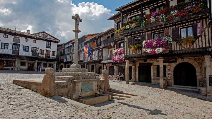 ¿Cuál es el primer pueblo de España declarado Conjunto Histórico