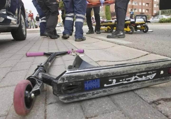 Un herido de 25 años en un accidente entre un patinete y un vehículo en el centro de León
