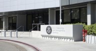 ¿Cuánto puede llegar a demorar USCIS en procesar las solicitudes de ciudadanía y residencia?