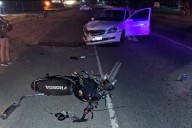 Motociclistas chocaron contra un auto en Ruta 12: iban a alta velocidad, zigzagueando y cruzaron semáforo en rojo
