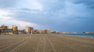 Cierran la Gran Playa de Santa Pola por un vertido de gasoil