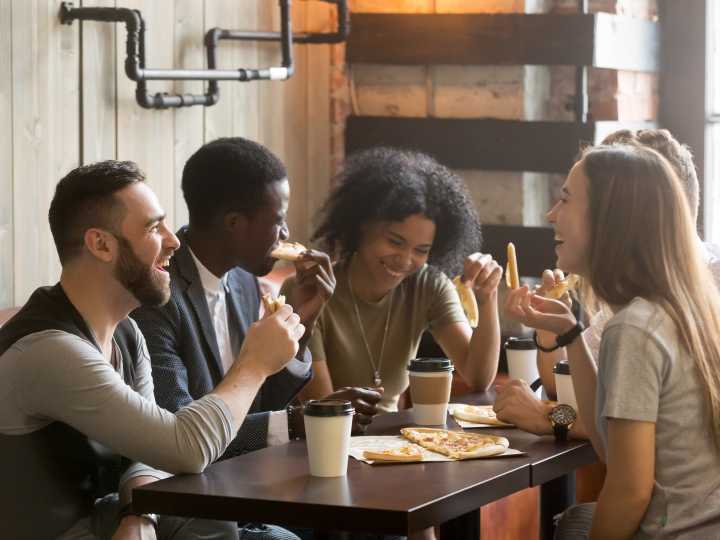 Las 7 señales clave para detectar si alguien finge ser tu amigo, según una psicóloga experta: "cuando necesitas ayuda, desaparece"