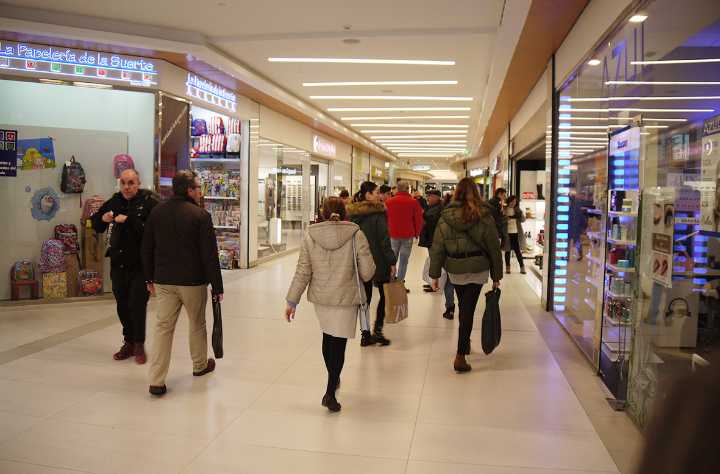 La Junta flexibiliza la apertura del comercio en festivos