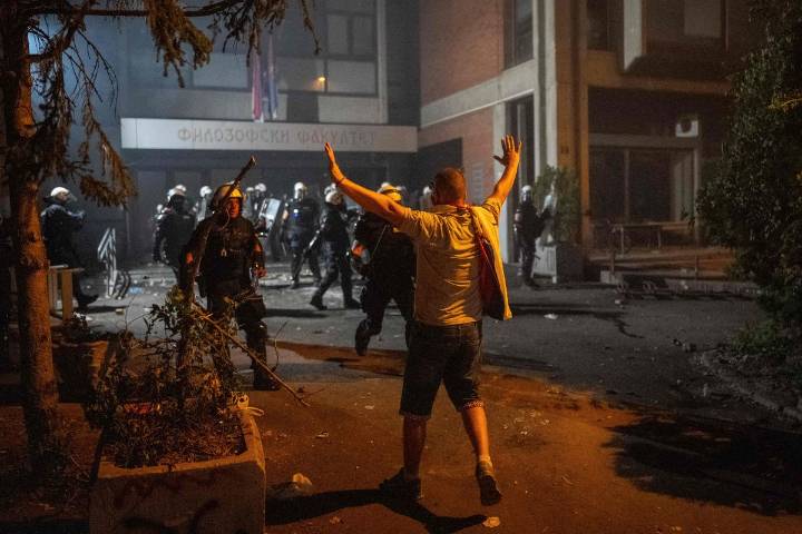 Policía dispersa protestas antigobierno en Serbia con gases