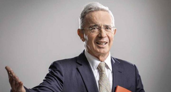 Álvaro Uribe Vélez podría volver al Senado en 2026, Según confirmó Gabriel Vallejo