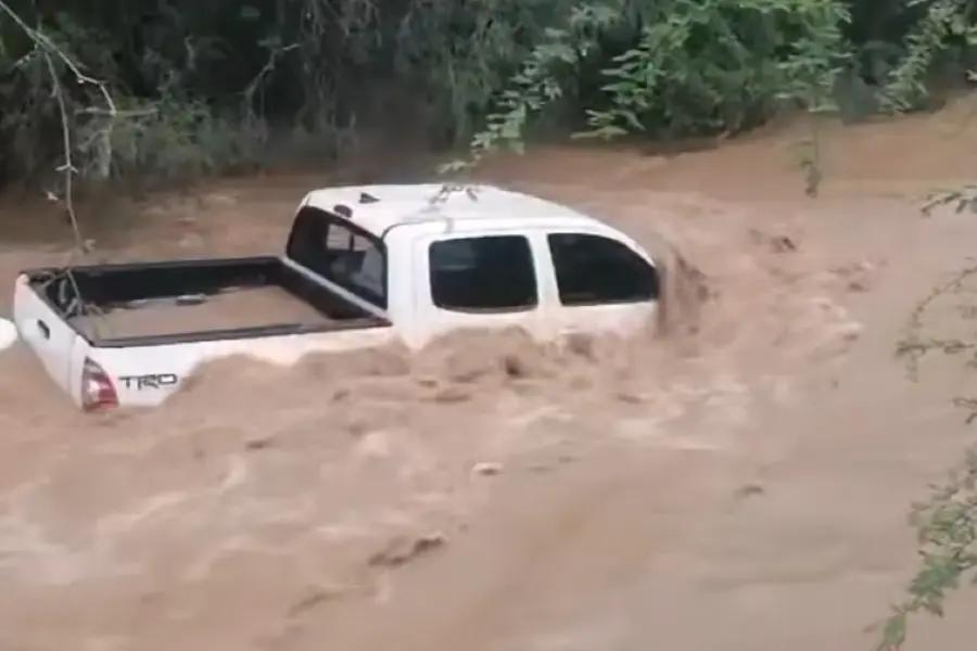 Crecida de arroyos deja autos varados en carretera de La Paz