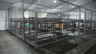 Continúan 19 mexicanos en centro de detención de Alcatraz de los Caimanes
