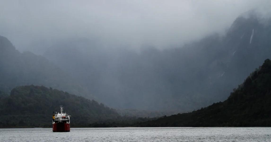 "No basta con disculpas": Pescadores artesanales tras querella contra Copec por derrame de hidrocarburos en Puerto Chacabuco