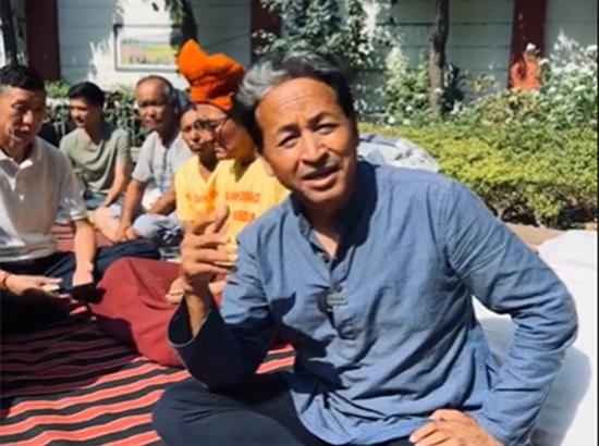 Sonam Wangchuk ends hunger strike, appeals for peace amid intense violence in Ladakh Photo Source: ANI [ FULL VIEW ]
