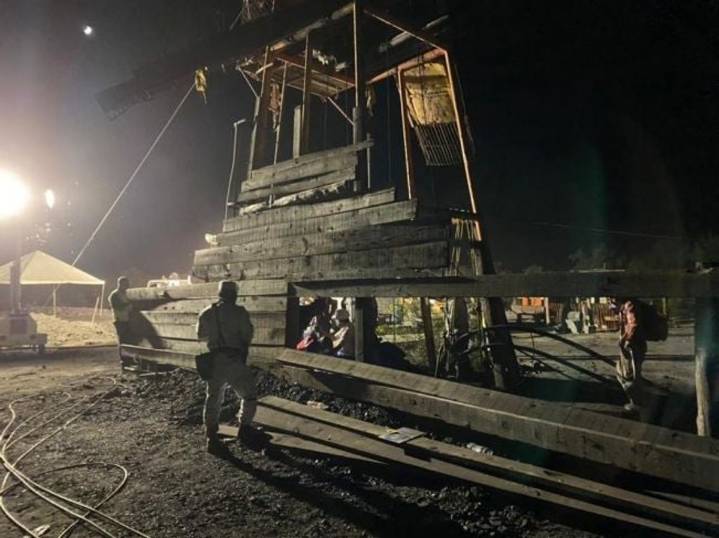 Quedan atrapados 16 trabajadores en mina de arrastre en Coahuila